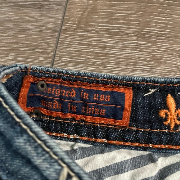 Rock Revival Elma Straight Jean
Dark Wash with contrast stitching
Size 26 - Picture 9 of 15